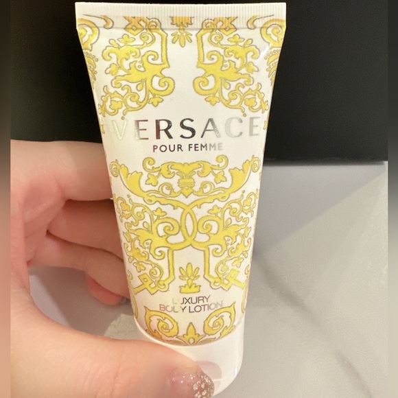 Versace Pour Femme Body Lotion —Travel Size - Picture 2 of 3